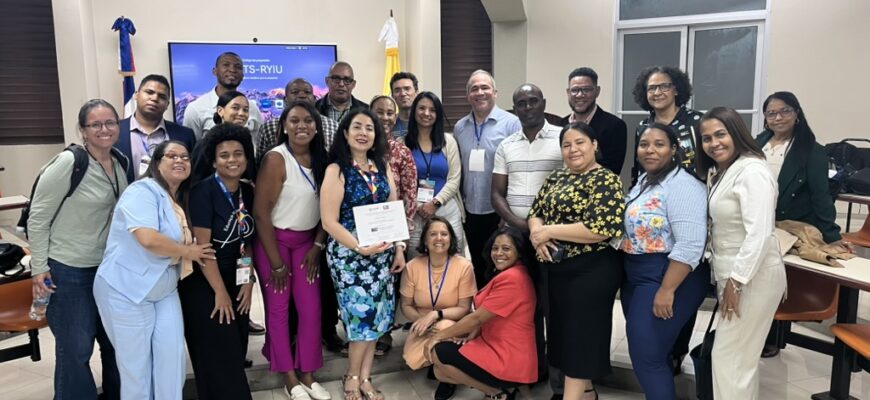 Docente Claudia Vargas destaca en IV CEMACYC en República Dominicana