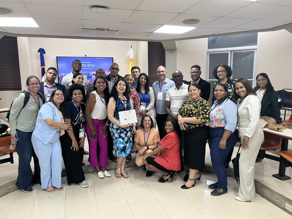 Docente Claudia Vargas destaca en IV CEMACYC en República Dominicana